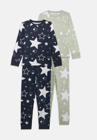 Zwei Sätze Kinderpyjamas: einer in Marineblau mit weißen Sternmustern und einer in Hellgrün mit ähnlichen Sternen. Beide verfügen über lange Ärmel und Hosen.