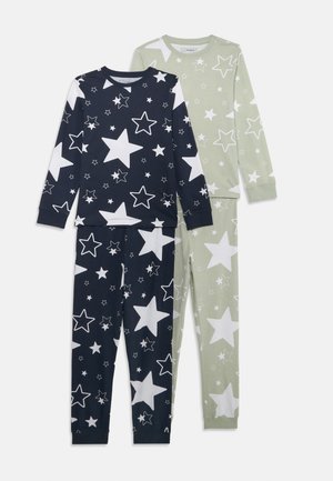 Deux ensembles de pyjamas pour enfants : un bleu marine avec des motifs d'étoiles blanches, et un vert clair avec des étoiles similaires. Les deux comportent des manches longues et des pantalons.