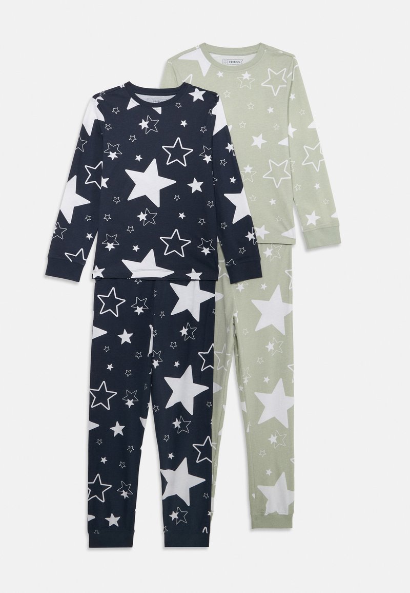 Zwei Sätze Kinderpyjamas: einer in Marineblau mit weißen Sternmustern und einer in Hellgrün mit ähnlichen Sternen. Beide verfügen über lange Ärmel und Hosen.