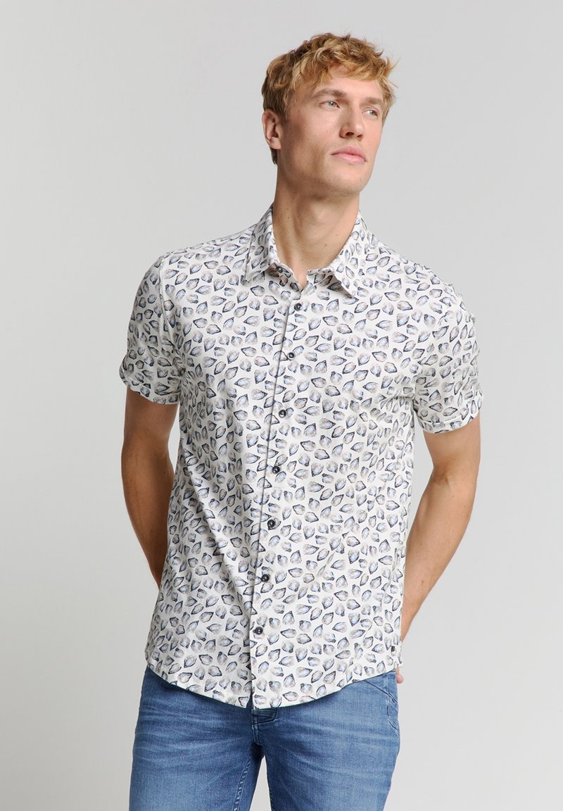 Korte mouw overhemd in een lichtgewicht stof met een witte achtergrond, voorzien van een herhalend bladerenpatroon in schakeringen van blauw en grijs, met knoopsluiting aan de voorkant.