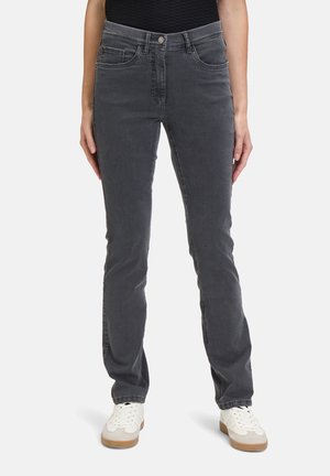 Jeans in denim grigio con una silhouette aderente, cinque tasche e una chiusura con bottoni classica. Abbinati a sneaker bianche per creare contrasto.