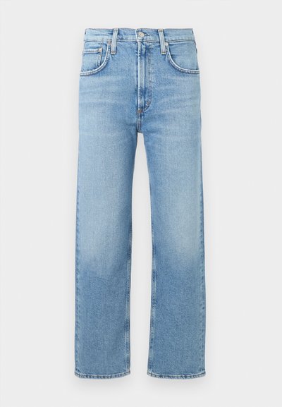 Jeans din denim de un albastru deschis, cu un design cu picior drept, cinci buzunare și cusături clasice. Are un fermoar la zip și bucle pentru curea.