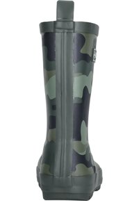 Botte en caoutchouc camouflage verte avec un haut tige, un sommet arrondi, une boucle arrière pour un enfilage facile et une semelle texturée pour l'adhérence.