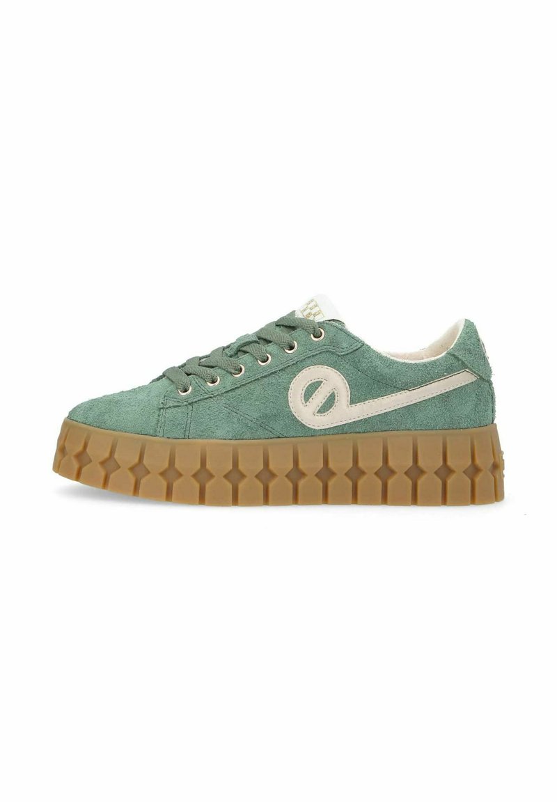 Sneaker verde in suede con suola in gomma marrone chunky, design con lacci e accento del logo color crema sul lato. Parte superiore testurizzata.