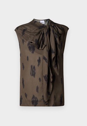 Blouse sans manches en vert olive foncé avec un tissu texturé et des motifs abstraits noirs. Présente un détail de décolleté drapé.