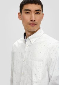 s.Oliver MIT ALLOVER - Chemise - weiß