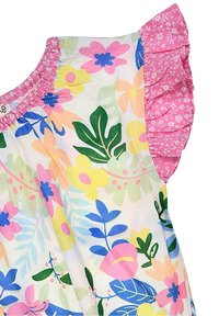 Kwiecista sukienka z białym tłem, pokryta kolorowymi kwiatami w odcieniach różu, żółci i niebieskiego. Różowe falbaniaste rękawy oraz fakturowany materiał.