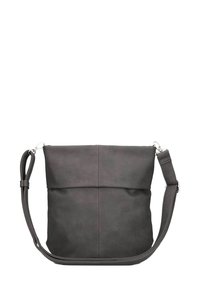 Bolso bandolera de cuero gris con tapa plegable, textura sutil y correa ajustable. Presenta un diseño limpio y moderno con acentos mínimos.