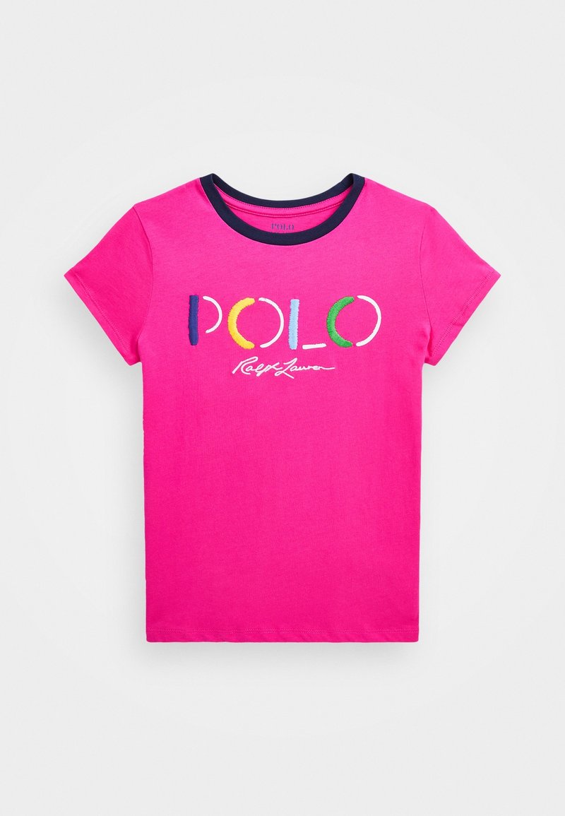 Rosa bomull t-shirt med kort ärm, med flerfärgad "POLO" text och en marinblå krage. Slät textur och avslappnad design.