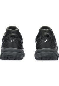 Černé běžecké boty s texturovaným svrškem, polstrovaným límcem, reflexními detaily a silnou, robustní podrážkou pro lepší přilnavost a podporu.