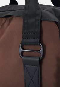 Doughnut MACAROON LARGE GO WILD SERIES BACKPACK UNISEX - Malý batoh  - black/brown