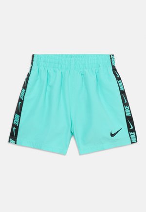 Turkusowe szorty sportowe z czarnym logo Nike na nodze i czarnymi paskami po bokach z powtarzającym się turkusowym napisem Nike i znakiem "swoosh".