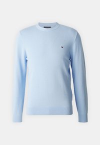 Hellblauer Pullover mit langen Ärmeln aus weichem Strickstoff, mit Rundhalsausschnitt und kleinem Logo auf der linken Brust.