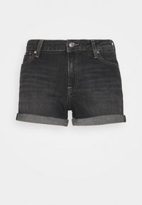 Mustat farkkushortsit, joissa on käännetyt reunat, napin ja vetoketjun suljenta, etutaskut ja kontrastiväriset ompelusaumat.