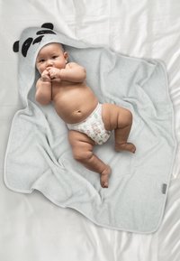 Ein panda-themen Handtuch in Grau liegt über einem Baby, mit runden Ohren und einer weichen Textur. Das Baby trägt eine gemusterte Windel und liegt auf einem weißen Hintergrund.
