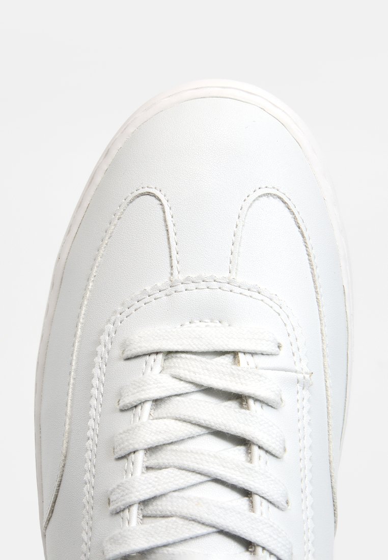 Weiße Leder-Sneaker mit glatter Oberfläche, runden Schnürlöchern, weißen Schnürsenkeln und kontrastierendem Nähen an den Seiten.