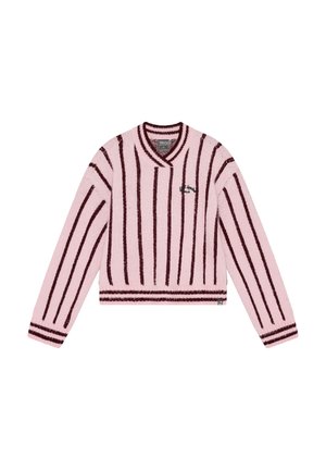 Roze trui met lange mouwen met verticale donkere strepen, een ronde hals en een klein geborduurd logo op de linkerborst.