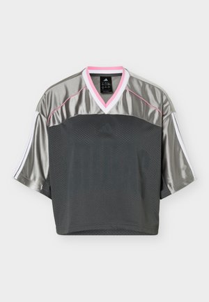 Sportovní dres s krátkými rukávy z tmavě šedé síťoviny, s kovově stříbrnými rukávy a horní částí hrudi a s bílým a růžovým výstřihem do V.