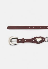 Burgundi bőrből készült öv ezüst szív alakú díszítéssel, masszív fém csattal és több lyukkal a beállításhoz. Simító textúra.