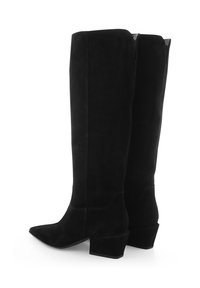Bottines en daim noires, montantes jusqu'au genou, avec un bout pointu et un talon carré, présentant une texture lisse et peu de détails de couture.