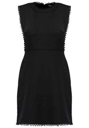 Czarna sukienka bez rękawów z okrągłym dekoltem i ozdobną lamówką w formie pętli wzdłuż pach i dołu, dopasowana w talii, o prostym kroju spódnicy.