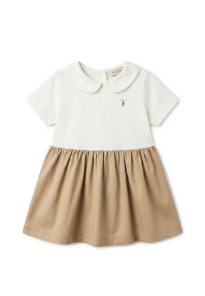 Vestito bianco a maniche corte con colletto alla Peter Pan e gonna beige arricciata, con un piccolo emblema dorato ricamato sul petto.
