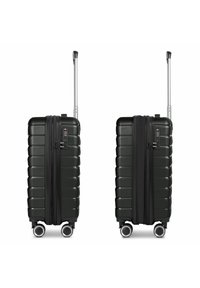 Maleta rígida negra con textura estriada, cierre de cremalleras, candado TSA y asa retráctil, montada sobre cuatro ruedas multidireccionales.