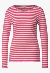 Langsleeve geribbelde top met horizontale roze en beige strepen, ronde halslijn en licht gerimpelde mouwen en onderrand.