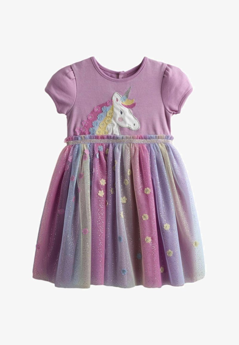 Lila Kleid mit kurzen Ärmeln, einem Einhorn-Applikation auf dem Oberteil und einem pastellfarbenen Regenbogen-Tüllrock, verziert mit Glitzer und kleinen Blumen.