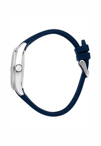 Silbernes Uhrengehäuse mit rundem Ziffernblatt, marineblauem Silikonuhrband und einer Metallverschluss. Glatte Oberfläche mit einem Logodetail auf dem Ziffernblatt.