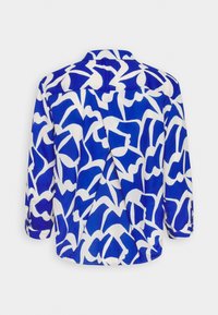 Blusa a maniche lunghe blu e bianca con motivo, design con colletto e vestibilità leggermente ampia. Presenta una stampa astratta audace.