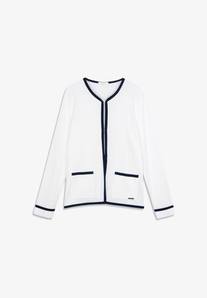 Cárdigan blanco con detalles en azul marino, que presenta un cuello redondo, bolsillos frontales y ribetes en contraste en las mangas y la tapeta. Textura de tela suave.