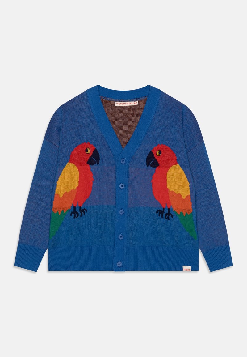 Cardigan bleu boutonné avec deux perroquets colorés se faisant face, avec des plumes rouges, jaunes, orange et vertes sur le devant.