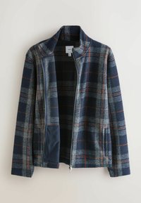 Karierte Jacke in Marineblau, Grau und Rost. Fleece-Material mit durchgehendem Reißverschluss, hohem Kragen und zwei seitlichen Taschen. Weicher Griff und warme Optik.