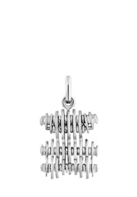 Srebrny wisiorek o warstwowym, abstrakcyjnym wzorze z zakrzywionymi i prostymi elementami, polerowaną powierzchnią oraz oczkiem do zawieszenia.