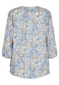 Blusa a fiori di colore azzurro chiaro, con maniche a sbuffo, scollatura rotonda e sottili pieghe sul retro. Tessuto leggero.