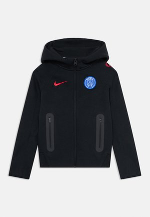 Sweat à capuche noir zippé avec capuche, logo Nike rouge, emblème du Paris Saint-Germain et deux poches avant zippées.