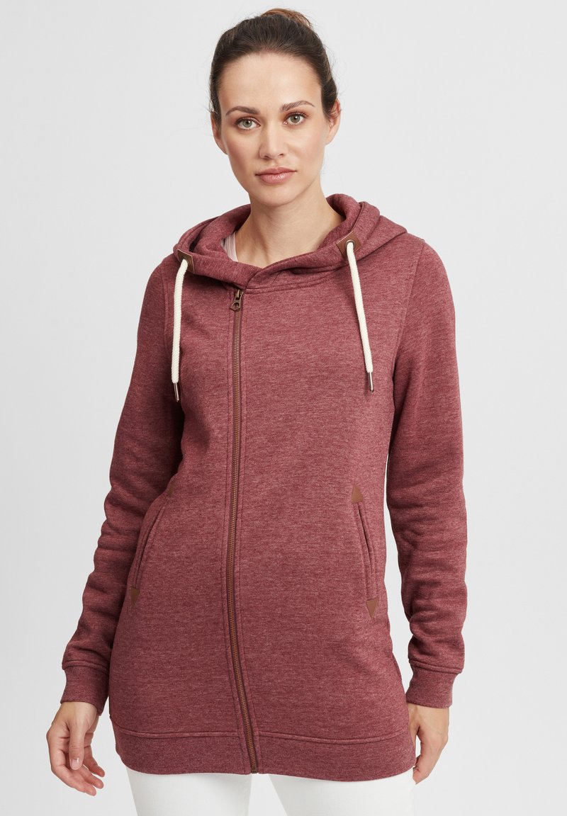Sweat à capuche zippé bordeaux avec cordon de serrage, poignets côtelés et deux poches avant. Fabriqué en tissu texturé avec des accents en cuir marron.