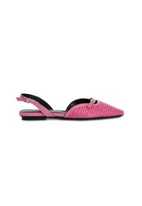 Scarpe slingback intrecciate rosa con punta affilata, suola piatta, cinturino regolabile e un piccolo dettaglio decorativo in metallo.