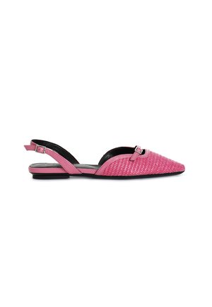 Różowe plecione buty typu slingback z wąskim noskiem, płaską podeszwą, regulowanym paskiem oraz małym dekoracyjnym elementem.