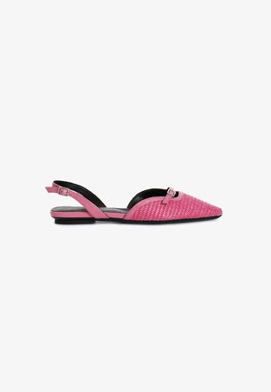 Zapatos de esparto rosas con tira trasera que cuentan con una puntera afilada, suela plana, correa ajustable y un pequeño detalle decorativo de metal.