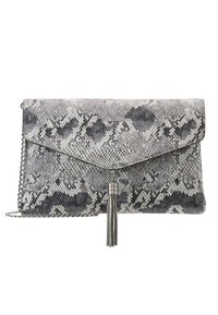 Klutch-laukku harmaalla ja mustalla käärmekuvioinnilla, jossa on taitettava läppä, ketjuhihna ja metallinen tupsukoriste. Sileä pinta.