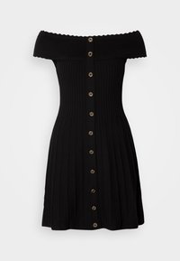 Robe noire à épaules dénudées avec texture côtelée, corsage ajusté, jupe plissée et boutons dorés sur le devant.