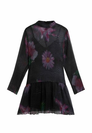 Fekete ruha hosszú ujjal, réteges fodros szegéllyel, rózsaszín és zöld virágmintával. Texturált, átlátszó anyag vízszintes vonalakkal.