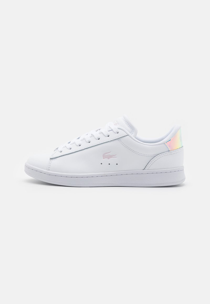 Hvite lær sneakers med glatt finish, utstyrt med et side-logo, seks snøring øyer og en iriserende aksent på hælen.