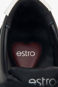 Czarny wnętrze sneakersa o gładkiej teksturze, z sercowym bordowym wkładką oznaczoną białym napisem "estro".