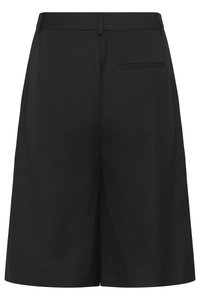 Μαύρα, ραμμένα στα μέτρα σορτς μήκους μέχρι το γόνατο με θηλιές ζώνης και μία πίσω πλατύτερη τσέπη στη δεξιά πλευρά.