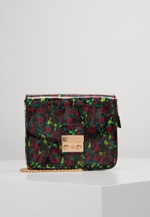 Mehrfarbige Handtasche mit glänzender Oberfläche, ausgestattet mit einem goldenen Verschluss und einer Kettenriemen. Das Muster enthält Spritzer in Rot, Grün und Schwarz.