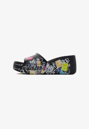 Zwarte slip-on sandaal met een glanzende afwerking, gekenmerkt door meerkleurige graffiti patronen en een breed ontwerp van de band voor comfort.