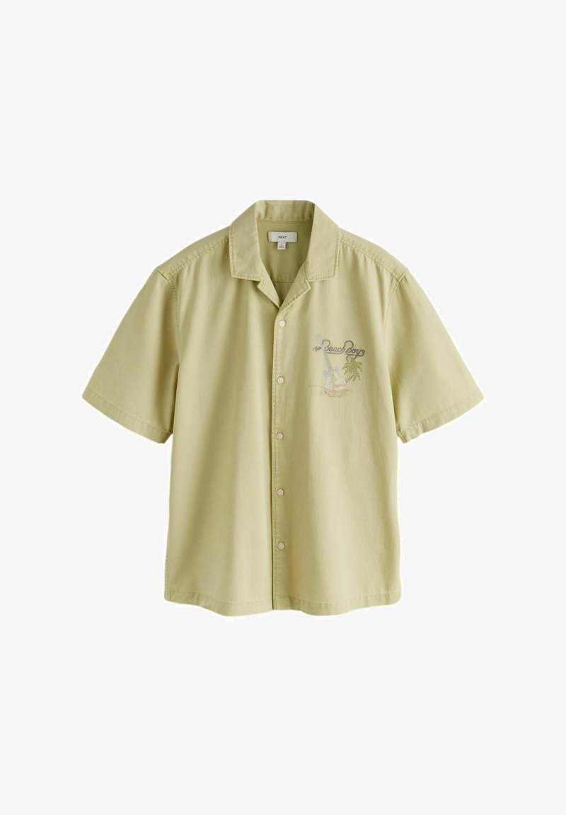 Chemise vert clair à manches courtes avec boutons, col et petit motif brodé de guitare et de palmier avec le texte "The Beach Boys" sur la poitrine.
